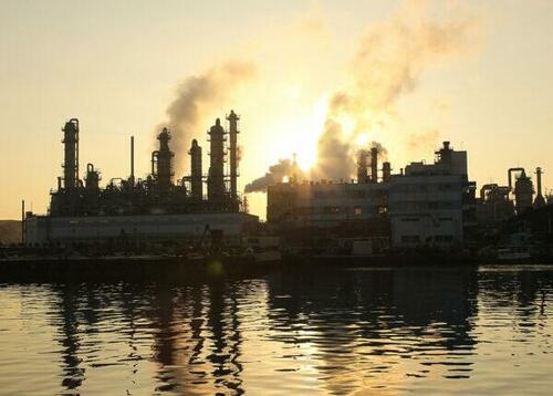 Factories of Keihin Industrial Area in Japan 600x429